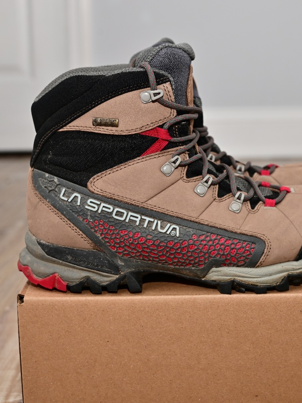Women's La Sportiva Nucleo High Gore-Tex Hiking Boot Size 9.5+ Vibram Ortholite